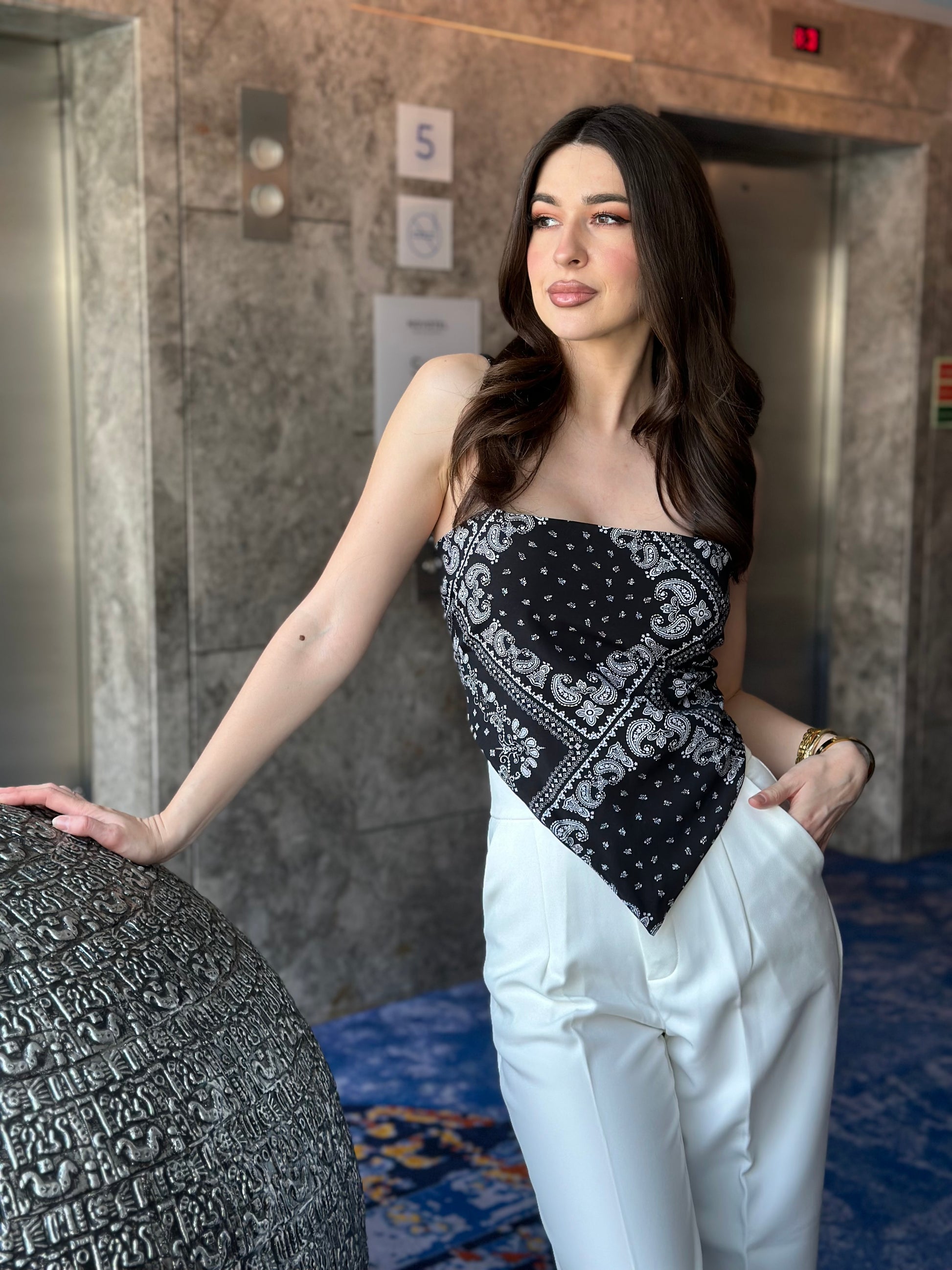 Scarf Top With White Pants – StyleAsh